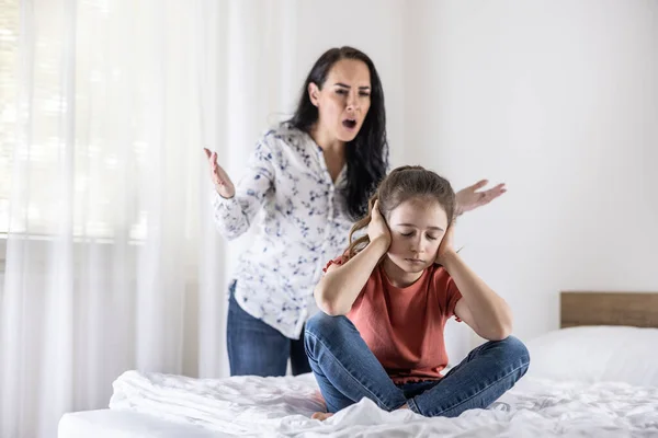 Ung Tonåring Vägrar Lyssna Sin Mor Som Desperat Försöker Kommunicera — Stockfoto