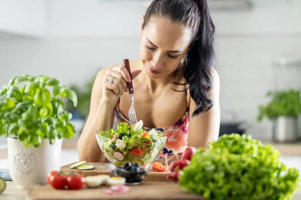 Estilo Vida Saudável Jovem Mulher Comendo Salada Alface Jovem Morena — Fotografia de Stock