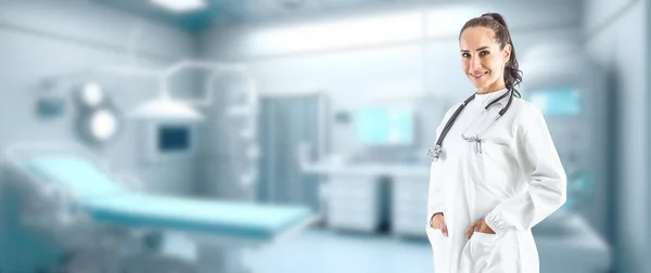 焦点を当てた現代の救急車のインテリアの背景に聴診器を備えた白いコートで笑顔の女性医師 コピースペース — ストック写真