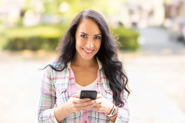 Smiling Brunette Writing Messages Her Mobile Phone Young Woman Reads — Stock Photo, Image