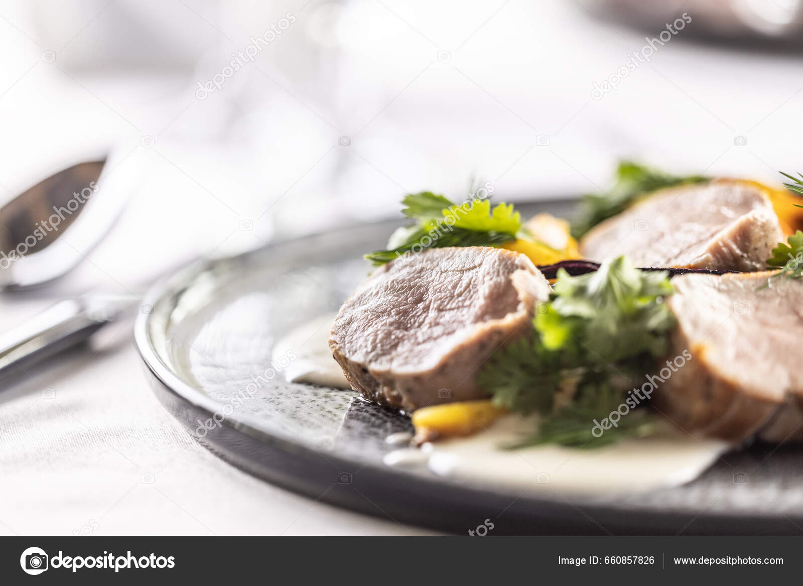 Detail Der Schweinemedaillons Mit Gemüse Und Dressing Auf Einem Flachen ...
