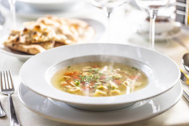 Küçük tortellini, havuç ve sebzeli sıcak tavuk çorbası..