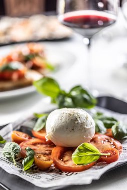 İtalyan hafif yaz Caprese salatası, bufalo mozzarella, kiraz ve dilimlenmiş domates ve taze fesleğen..