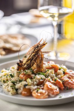 Karides, kabak ve büyük bir karidesten yapılmış süslemeli kremalı İtalyan pilavı..