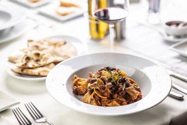 Papardele al cingiale. Lazanya stili makarnalı oyun ragout 'uyla.