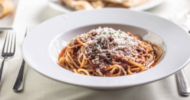 Üzerine taze rendelenmiş parmesan peynirli spagetti pomodoro e basilico.. 
