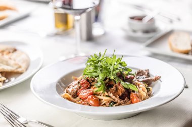 İtalyan usulü et, domates ve roka pişirme..