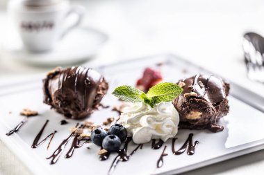 Krem şantili, yaban mersinli ve naneli tatlı çikolata topları..