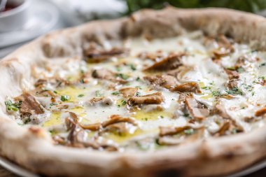 Peynirli, mantarlı ve taze otlu bir pizzanın ayrıntıları..