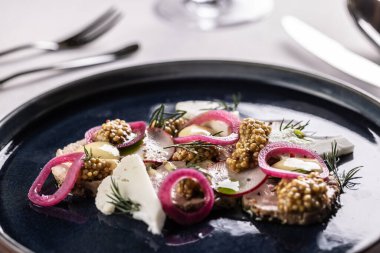 Kırmızı soğan, karnabahar, turp ve hardal tohumlarıyla servis edilen ördek ezmesi.. 