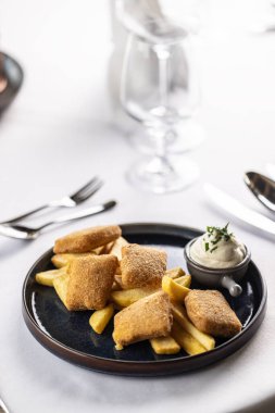 Kızarmış peynirli cips ve mayonez..