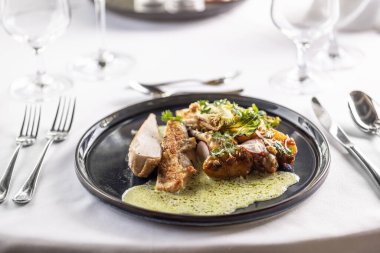 Parmesan soslu tavuk ve yaprak salatası..