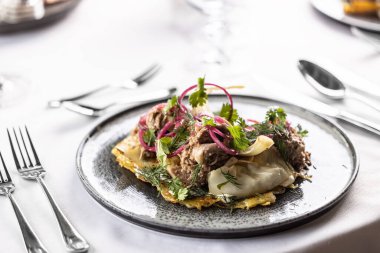 Süslü bir tabakta lahana ve pancar ile çekilen ördek göğsü.