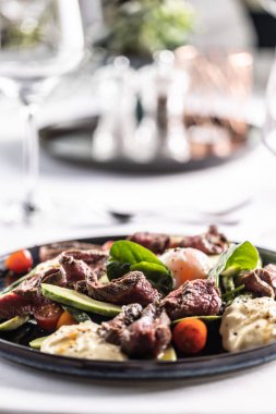 Düşük karbonhidrat, yüksek protein ve orta boy biftek ve sebzeli vitamin diyeti..