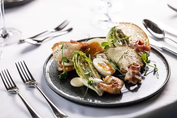 Twist Elegant Ceasar Salad Shrimps Served Dark Plate Restaurant — Stock Photo, Image