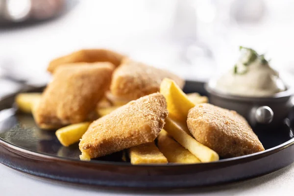 有薯条和蛋黄酱的烤奶酪放在餐馆的盘子里 — 图库照片