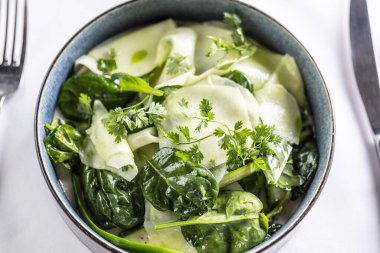 Ispanak yapraklı salata ve ince dilimlenmiş maydanozlu kohlrabi..