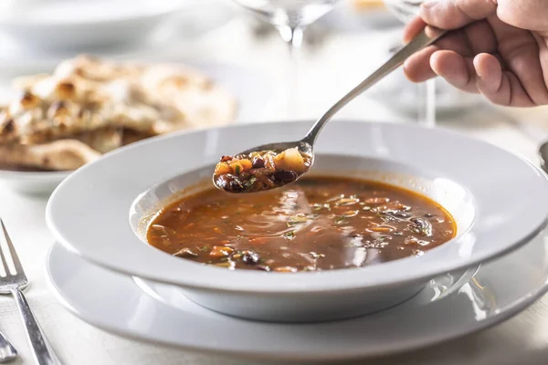 热腾腾的意大利传统蛋黄酱汤 放在盘子里 用勺子吃 — 图库照片