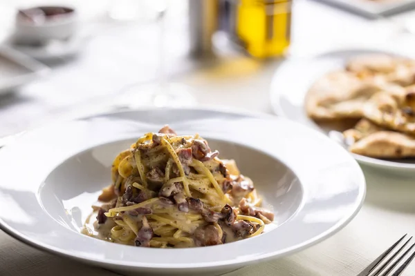 Spaghetti Alla Carbonara Con Uova Pancetta Abbondante Pizzico Pepe Nero — Foto Stock