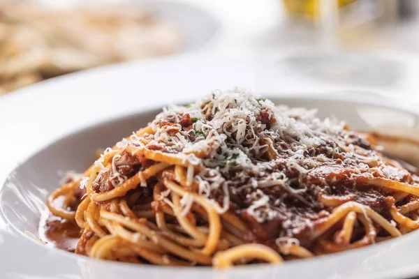 Esparguete Italiano Tradicional Com Molho Vermelho Polvilhado Com Parmesão Ralado — Fotografia de Stock