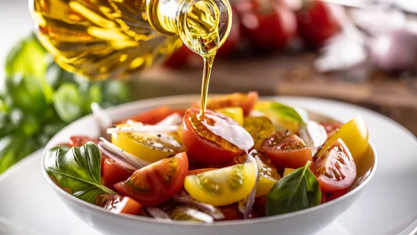 Olivenöl Übergießt Frischen Tomatensalat Mit Roten Zwiebeln — Stockfoto
