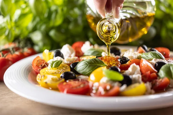 Caprese Salat Wird Mit Olivenöl Geölt — Stockfoto