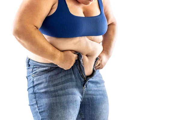 脂肪の女性は彼女のジーンズをボタンに問題を抱えています 白に孤立 — ストック写真