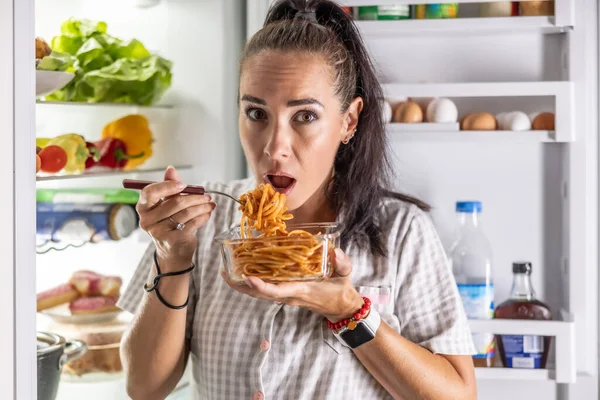 Mulher Com Fome Assustada Pijama Está Comendo Espaguete Geladeira Noite — Fotografia de Stock