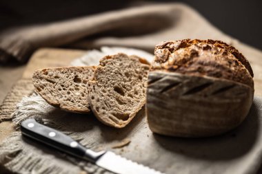 Kesme tahtasında dilimlenmiş taze ekşi ekmek...