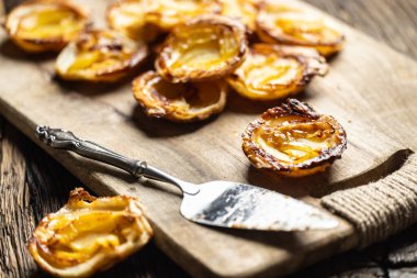 Kesme tahtasındaki puf böreğinden ve dilimlenmiş elmadan yapılmış mini turtalar. Fransız elmalı kekleri..