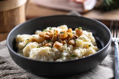 Geleneksel Slovak patates gnocchi peynirli bryndza, kızarmış pastırma ve soğanlı.