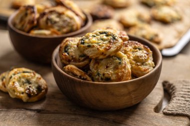 Çeşitli malzemelerle doldurulmuş mini pizza ruloları jambon, ıspanaklı ıspanaklı fesleğen mozzarella ya da ahşap kasede parmesan peyniri..