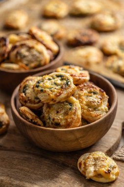 Çeşitli malzemelerle doldurulmuş mini pizza ruloları jambon, ıspanaklı ıspanaklı fesleğen mozzarella ya da ahşap kasede parmesan peyniri..