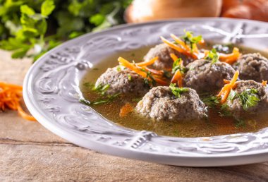 Sığır ciğeri, ekmek, yumurta ve maydanozdan yapılmış sığır eti suyuyla çorba. Leberkndelsuppe Alman Karaciğer Hamur Çorbası.