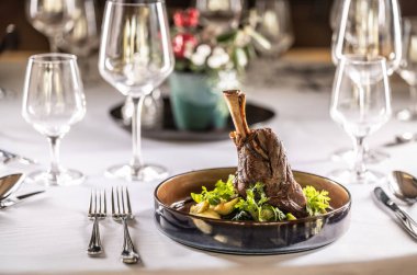 Kuzu budu patates püresi, kremalı lahana, yarı buzlu sos ve otelin restoranında otlar..