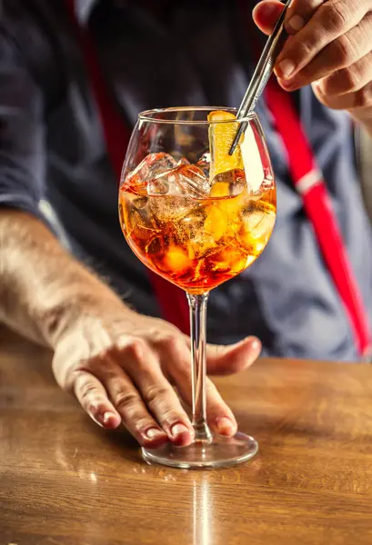 Bartender Bar Prepares Summer Cocktail Spritz Veneziano Adds Slice Orange — Stock Photo, Image