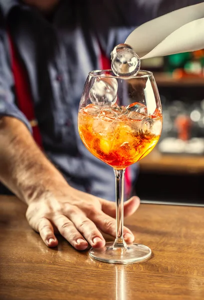 Bartender Bar Prepares Summer Cocktail Spritz Veneziano Adds Ice Cubes — Stock Photo, Image