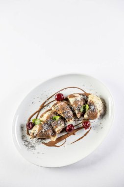 Doğu Avrupa geleneksel yemek köfteleri - pierogi, varenyky, pirohy çilekle dolu ve çikolatayla kaplı. Beyazda izole edilmiş.