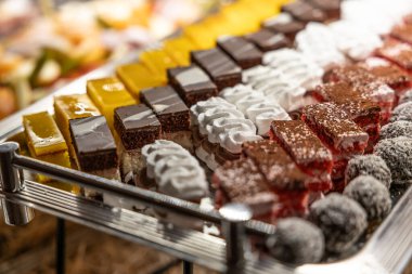 Düğün resepsiyonunda tepside taze ev yapımı kekler..