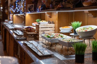 Otel misafirleri için büfe dolusu yemek ve salata hazır..