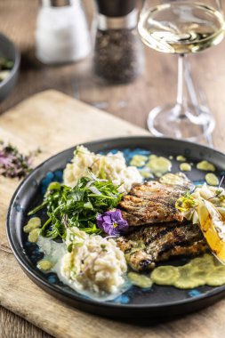 Restoran tabağında patates püresi ve limon soslu ızgara alabalık filetosu..