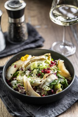 Keçi peynirli sağlıklı salata, marul, armut ve nar..