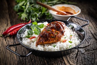 Tavada ızgara tavuk göğsü, yasemin pilavı ve biberle servis ediliyor..