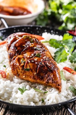 Tavada ızgara tavuk göğsü, yasemin pilavı ve biberle servis ediliyor..