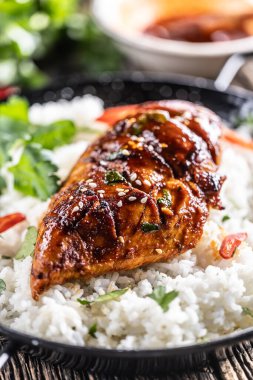 Tavada ızgara tavuk göğsü, yasemin pilavı ve biberle servis ediliyor..