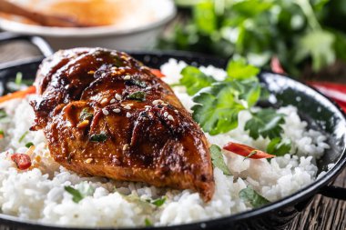 Tavada ızgara tavuk göğsü, yasemin pilavı ve biberle servis ediliyor..