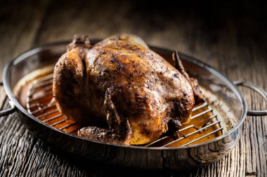 Tavuğun tamamını ahşap masada kızarttım.. 