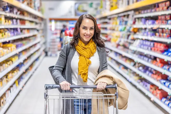 Молодая Женщина Делает Покупки Супермаркете Толкает Корзину Лицензионные Стоковые Фото