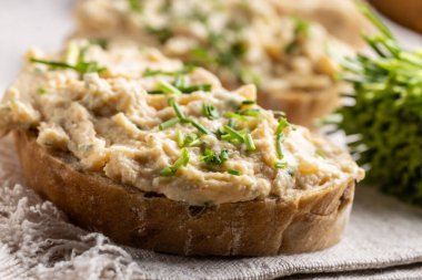 Kırmızı biber, sarımsak ve soğanla kaplanmış Bryndza. Peynirli ekmek..