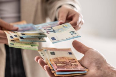 İş kadınlarının elleri avro banknotları değiş tokuşu, yakın çekim.